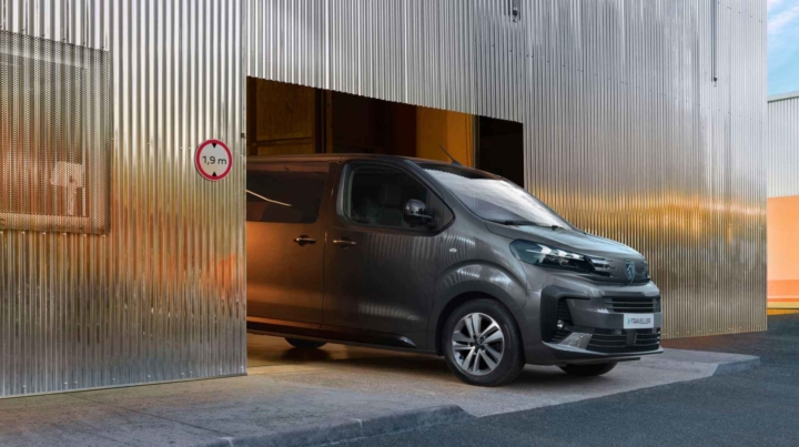 Peugeot-Traveller-Utilitaire-Professionnels-Familles-Minibus-Privas-Ardèche