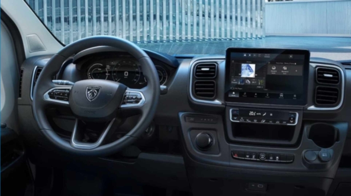 interieur-e-boxer-poste-conduite-utilitaire-privas-ardèche