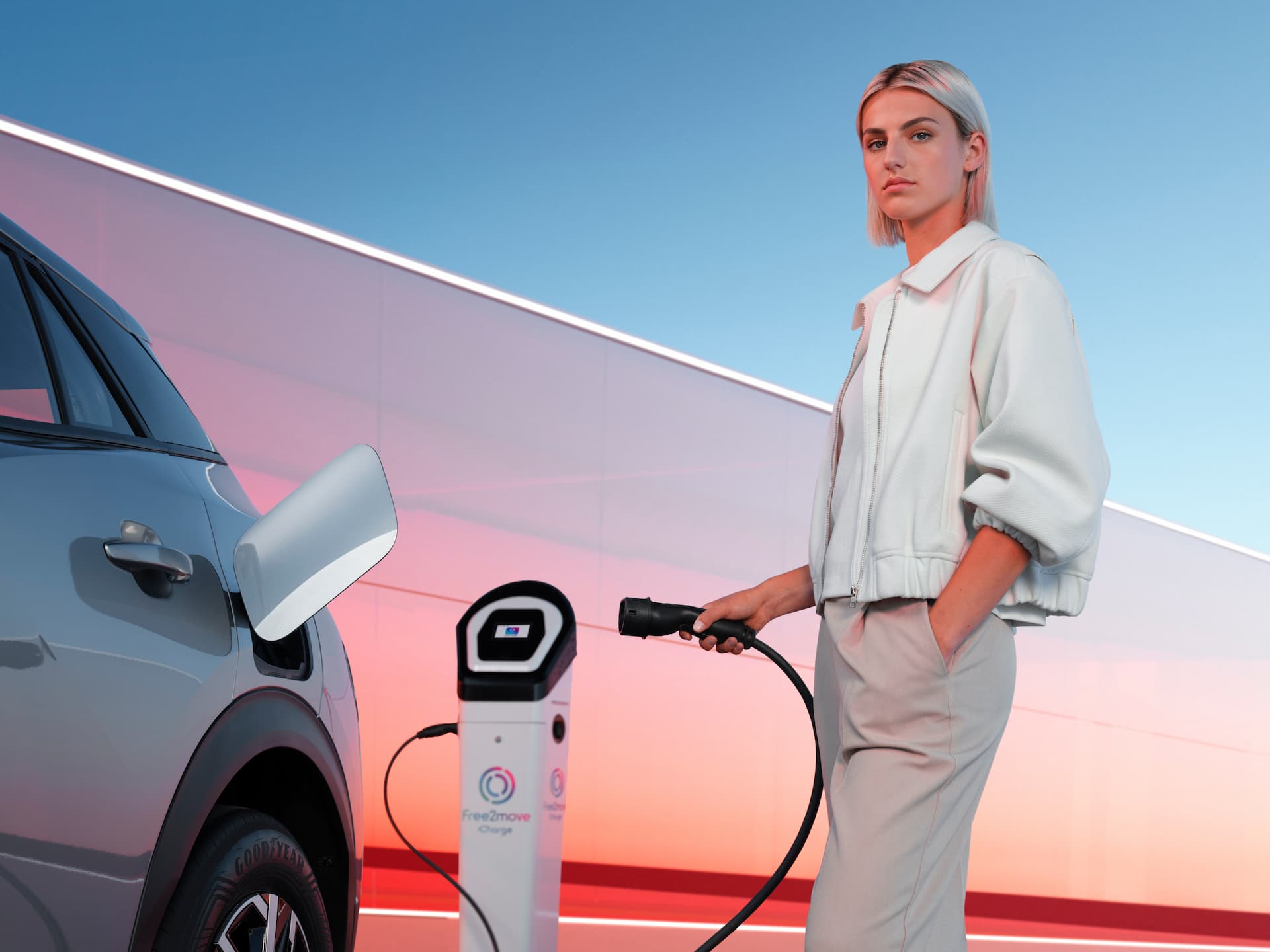 peugeot-e2008-electrique-femme-recharge-privas-ardèche
