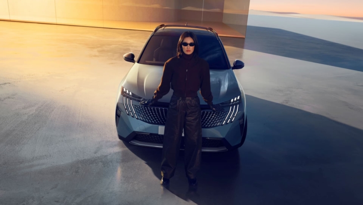 Conductrice élégante devant sa Peugeot e-3008 – expérience premium de location à Privas.