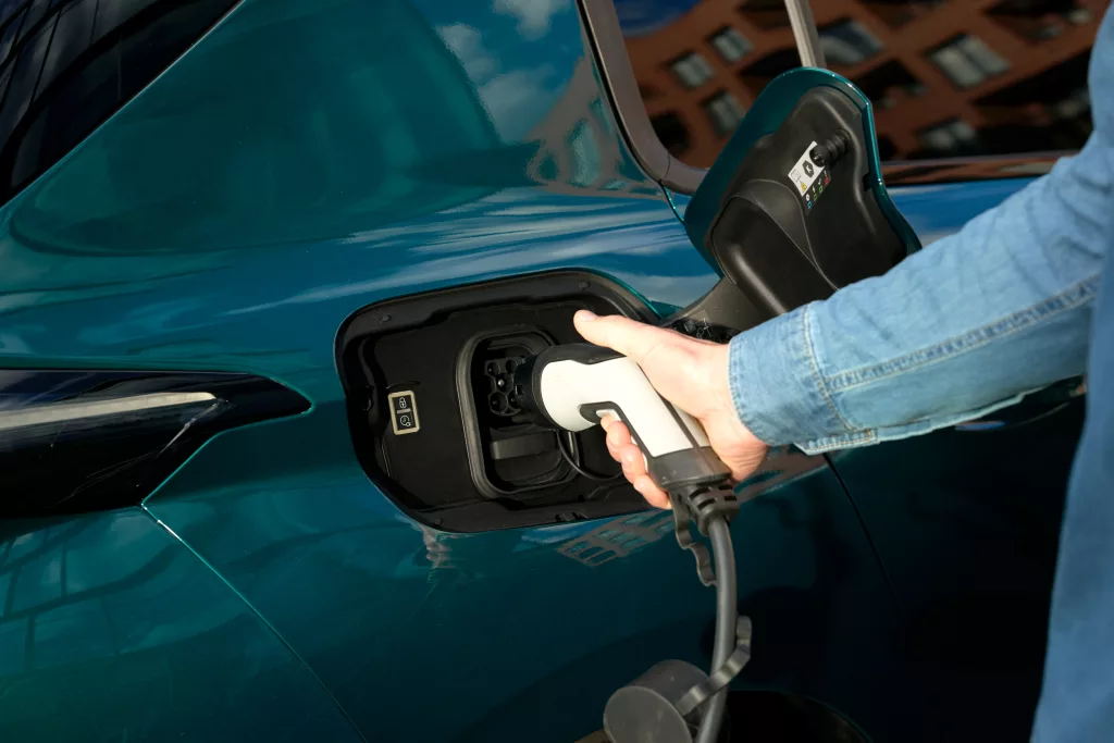 Vacances d&rsquo;été en Ardèche : pourquoi acheter une voiture électrique à Privas est le choix idéal pour vos grands trajets ?